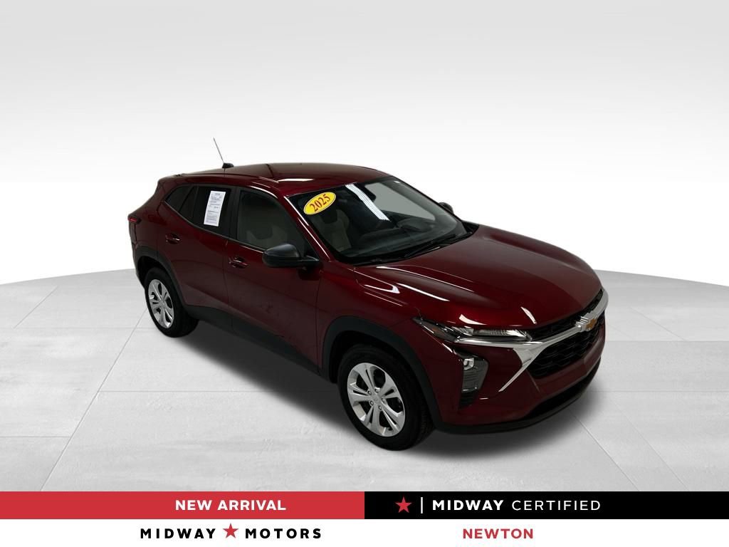 Used 2025 Chevrolet Trax LS image 1
