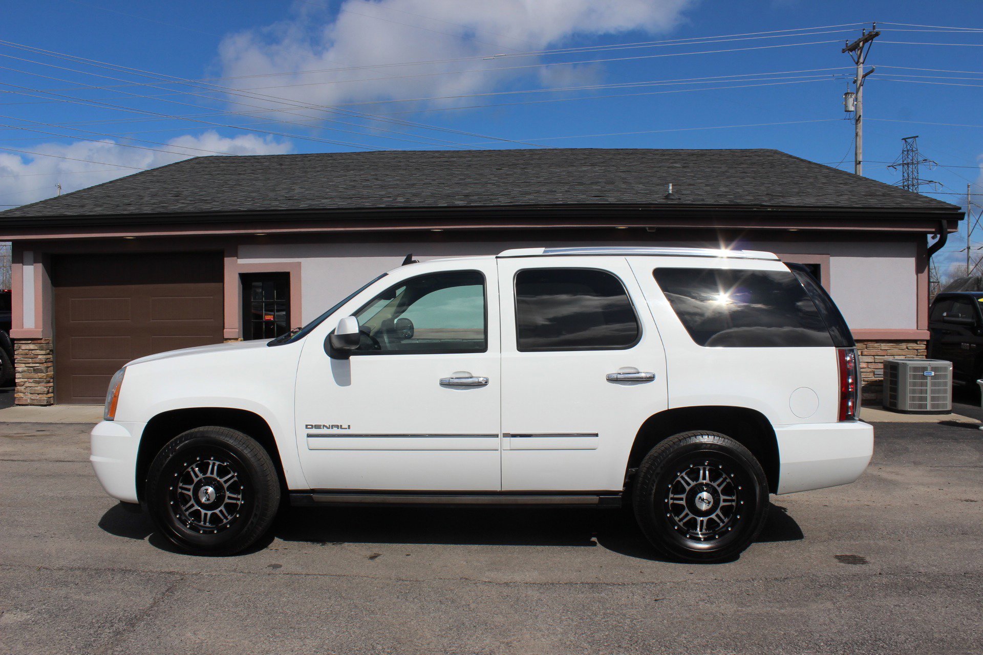 Used 2011 GMC Yukon Denali image 10