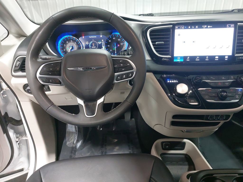 Used 2024 Chrysler Pacifica Touring-L image 16
