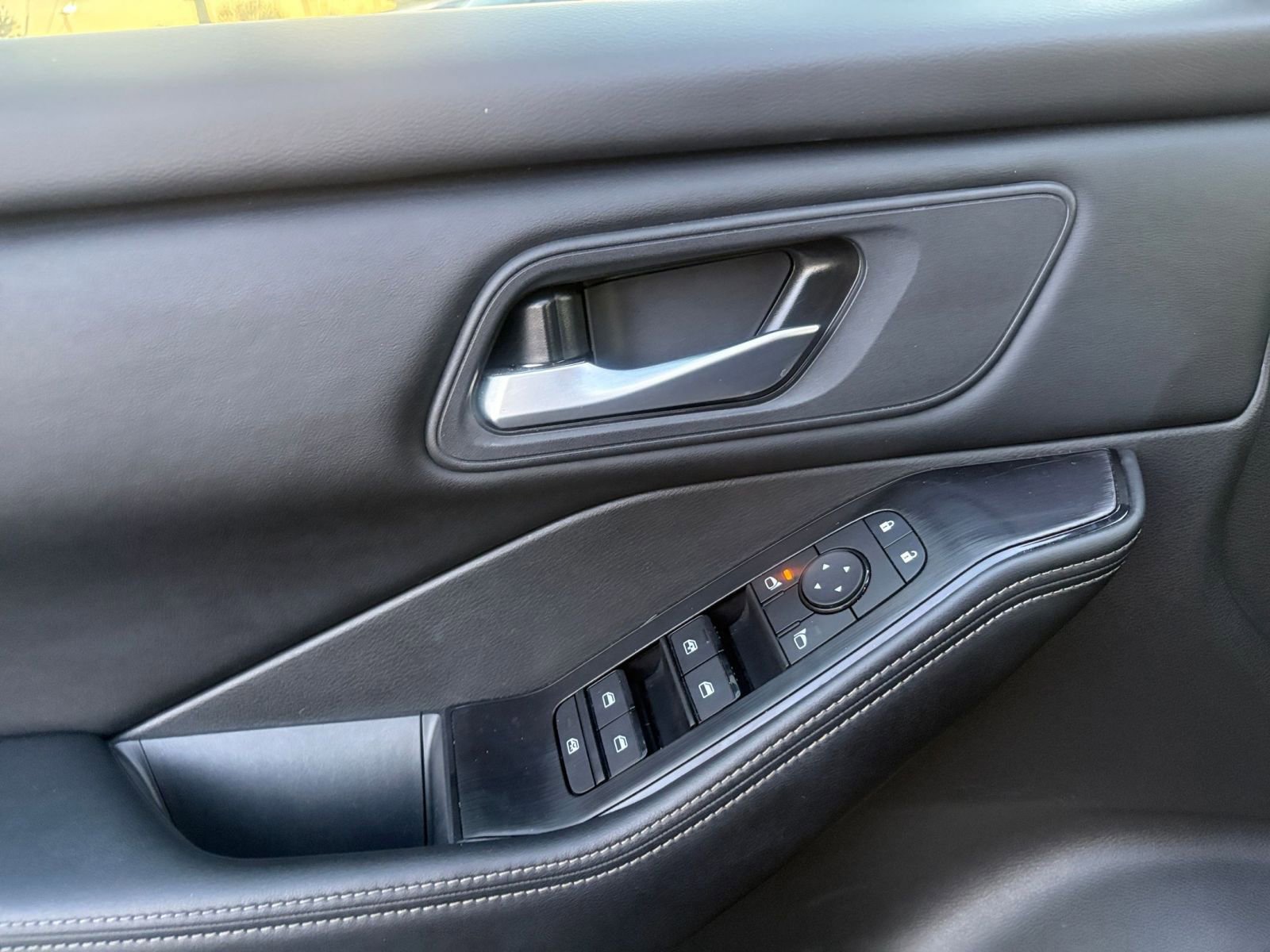 Used 2025 Nissan Rogue SV image 18