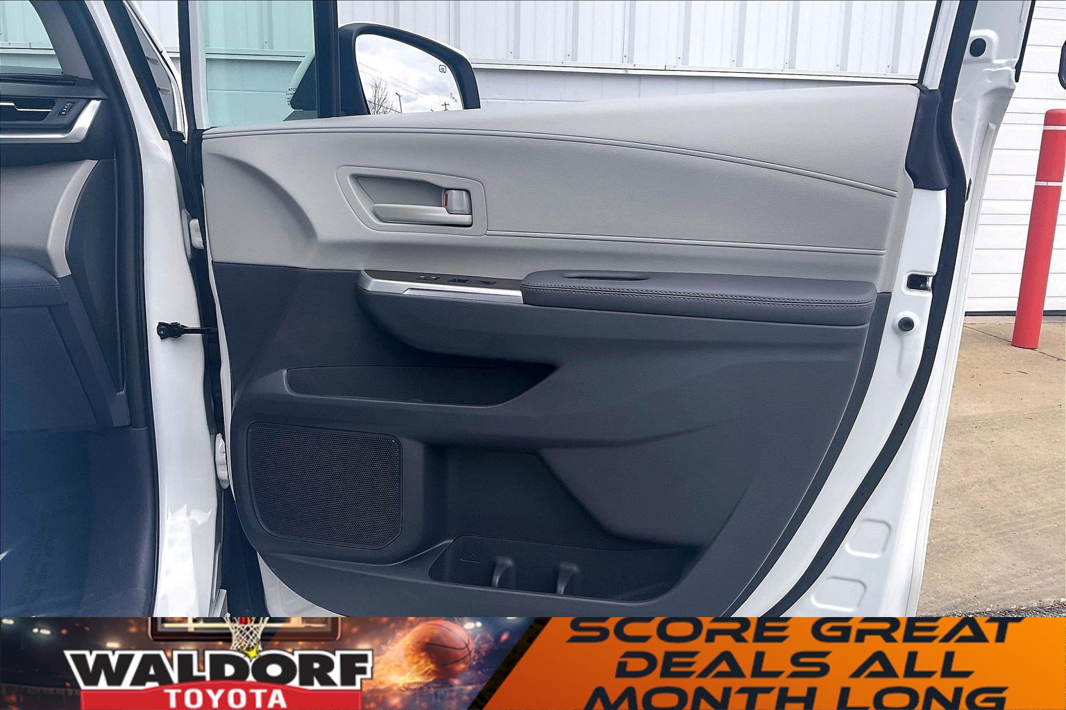 Used 2023 Toyota Sienna LE w/ LE Plus Package image 29