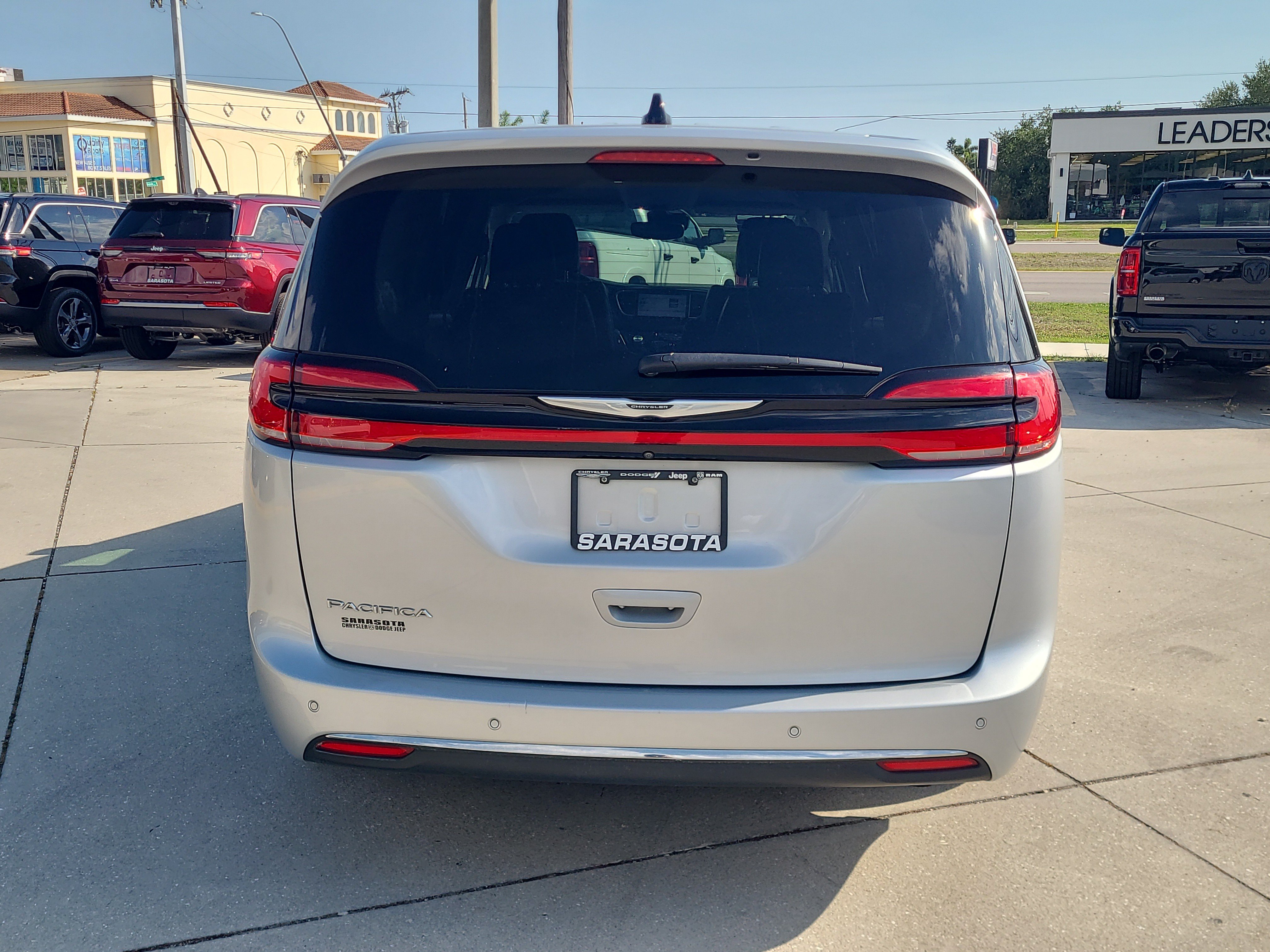 Used 2023 Chrysler Pacifica Touring-L FWD image 5