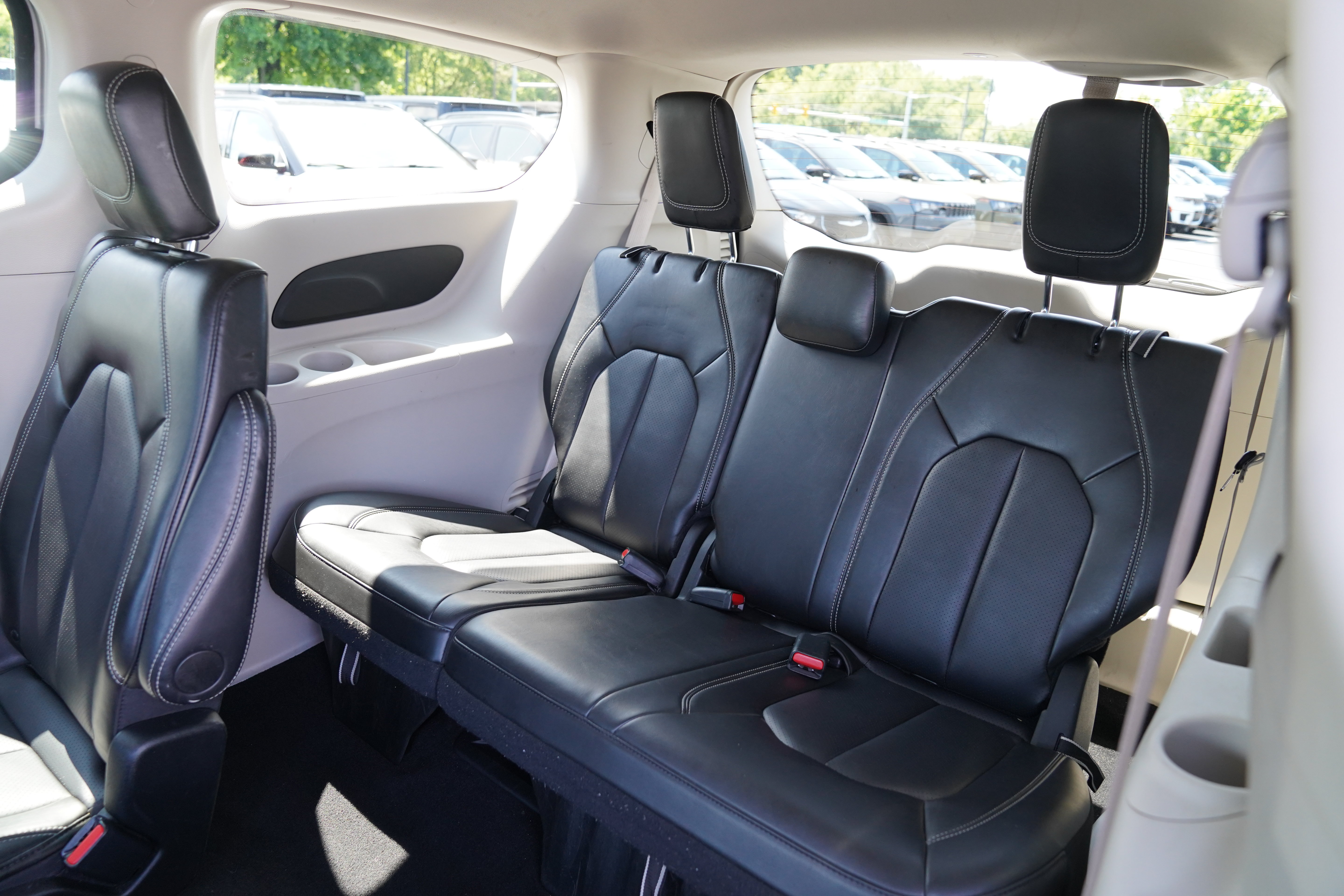 Used 2024 Chrysler Pacifica Touring-L FWD image 6