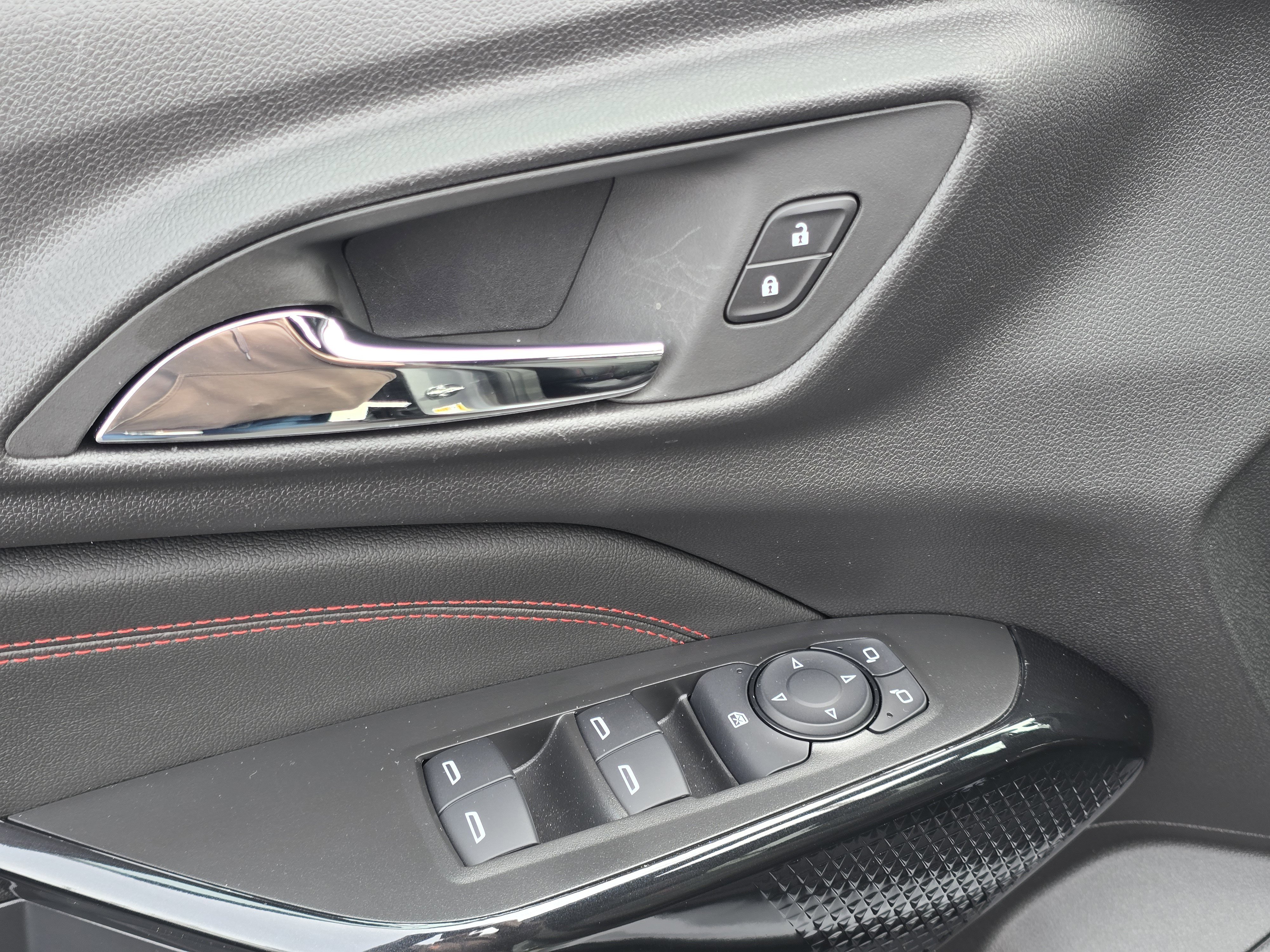 Used 2025 Chevrolet Trax RS w/ Sunroof Package image 32