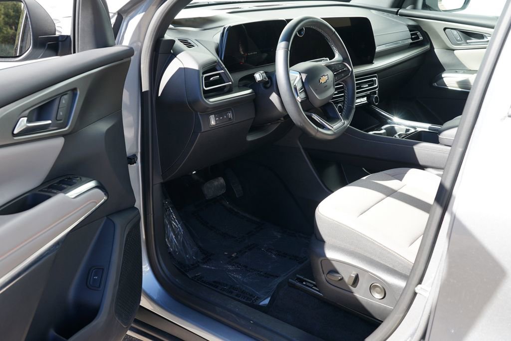 Used 2025 Chevrolet Traverse LT image 13