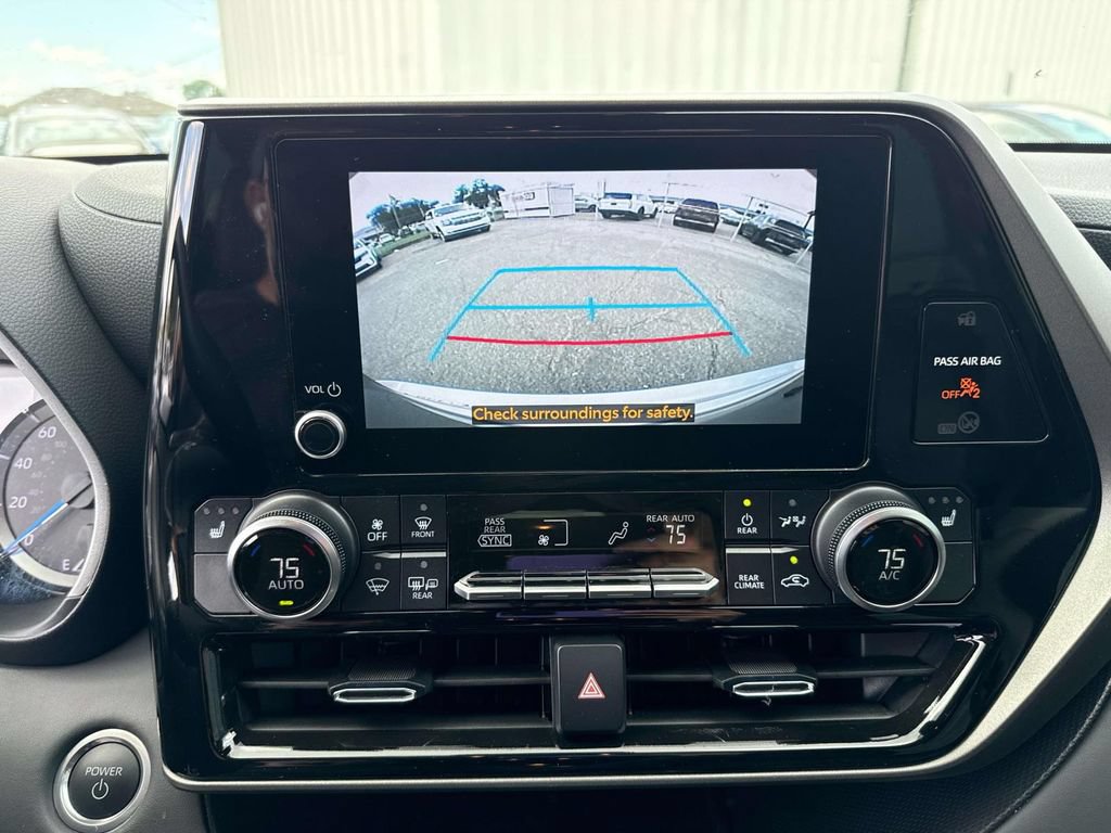 Used 2024 Toyota Highlander XLE FWD image 32