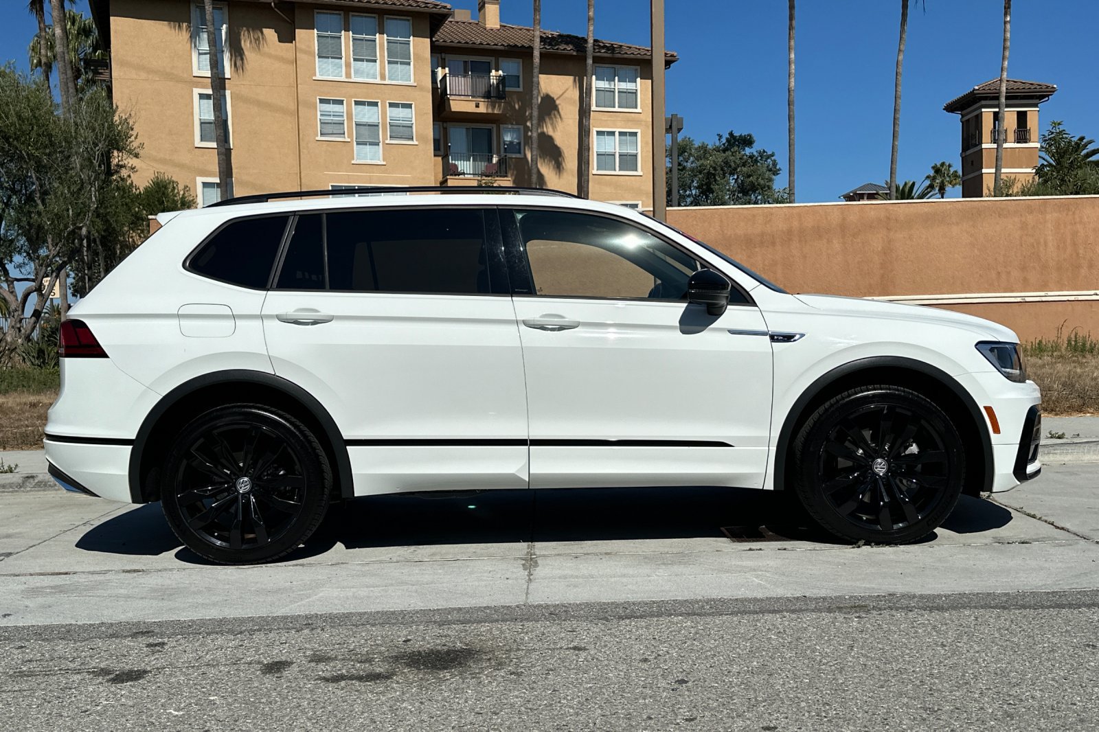 Used 2021 Volkswagen Tiguan SE R-Line w/ 3rd Row Seat Package AWD/4WD image 3