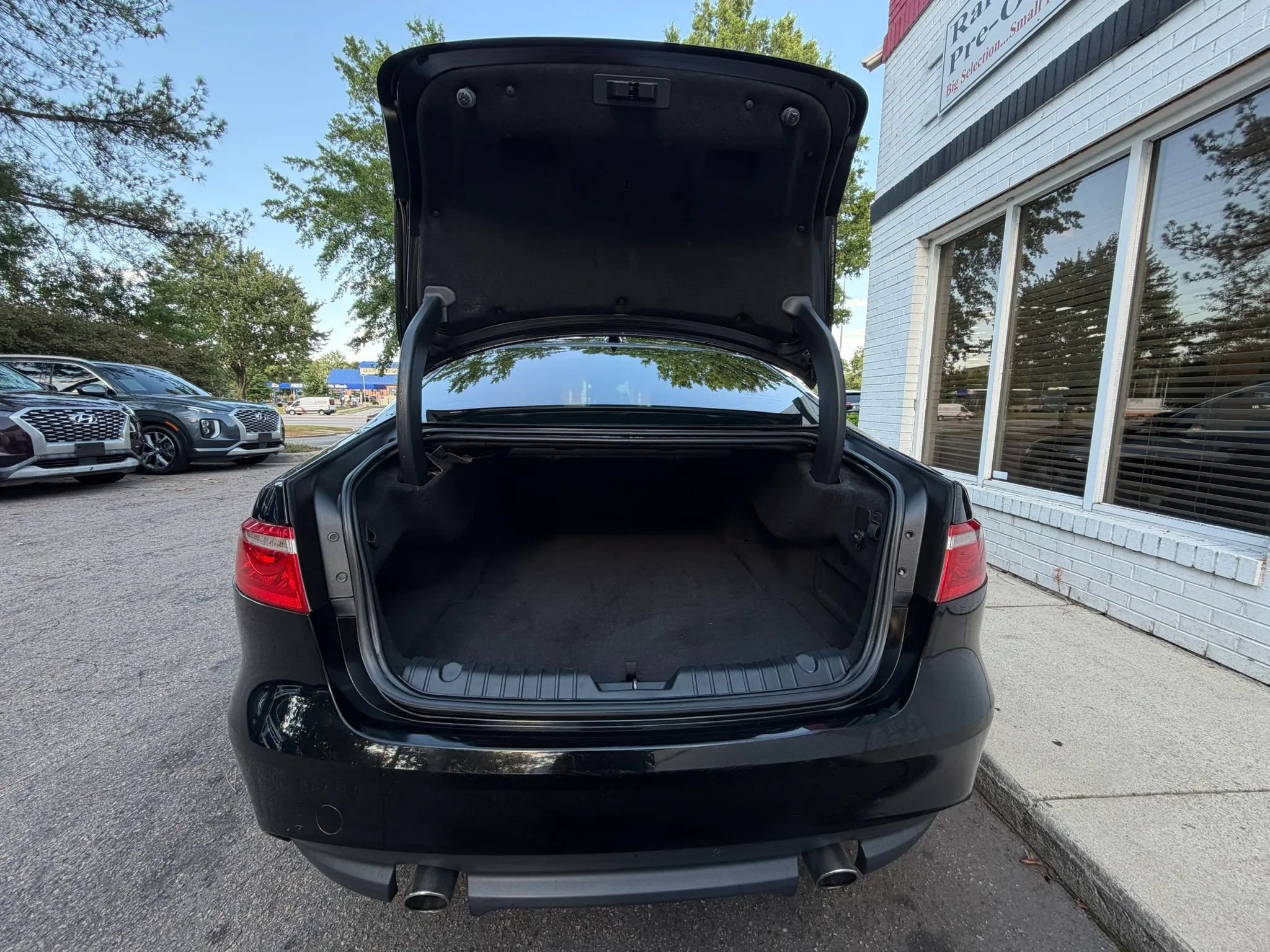 Used 2018 Jaguar XF AWD image 15