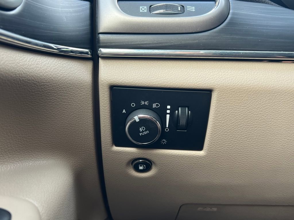 Used 2019 Jeep Grand Cherokee Limited w/ Luxury Group II RWD image 23