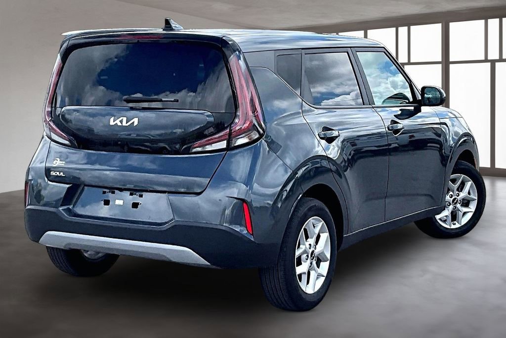 Used 2025 Kia Soul LX w/ LX Technology Package FWD image 4