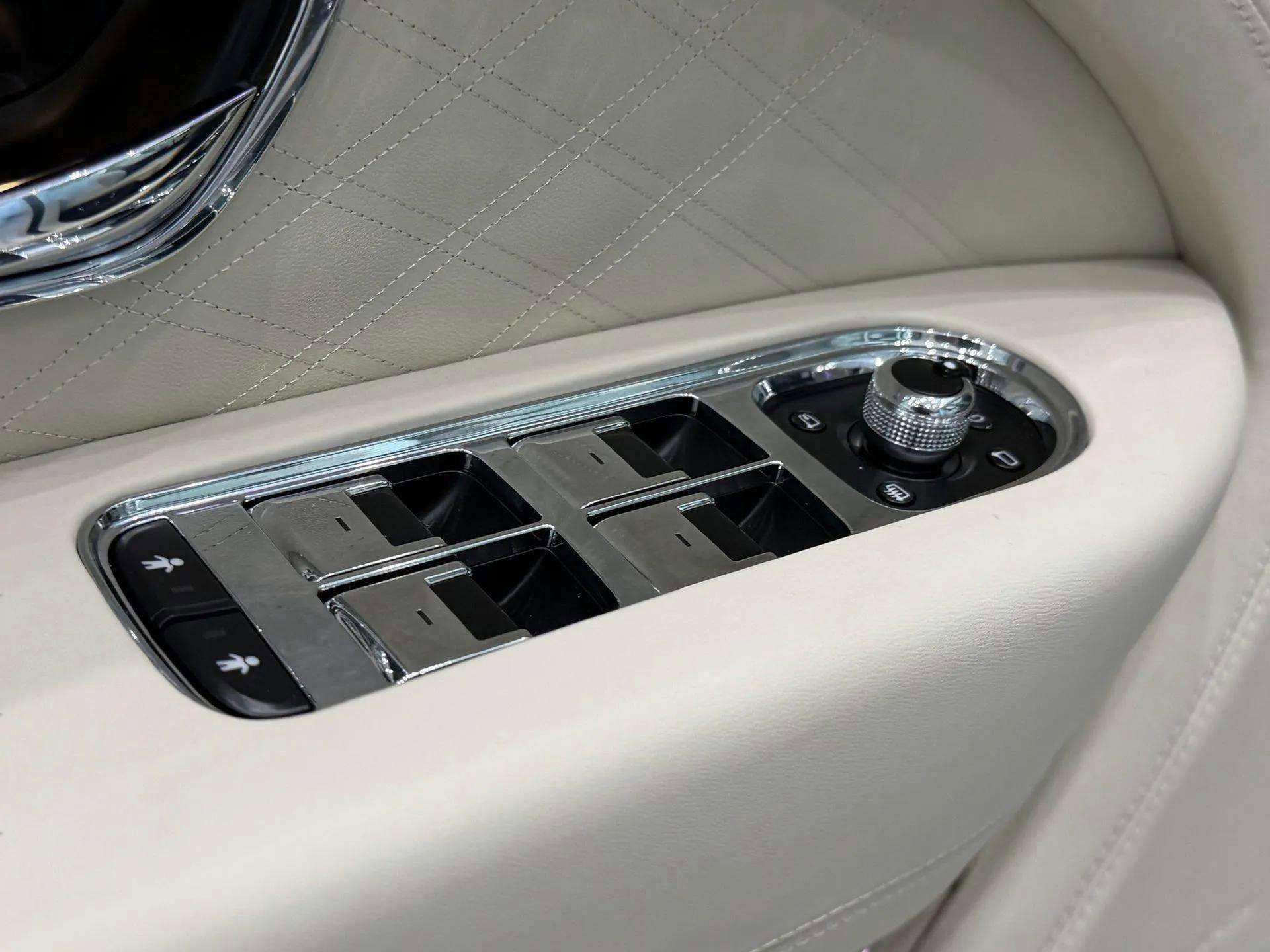 New 2025 Bentley Bentayga image 15