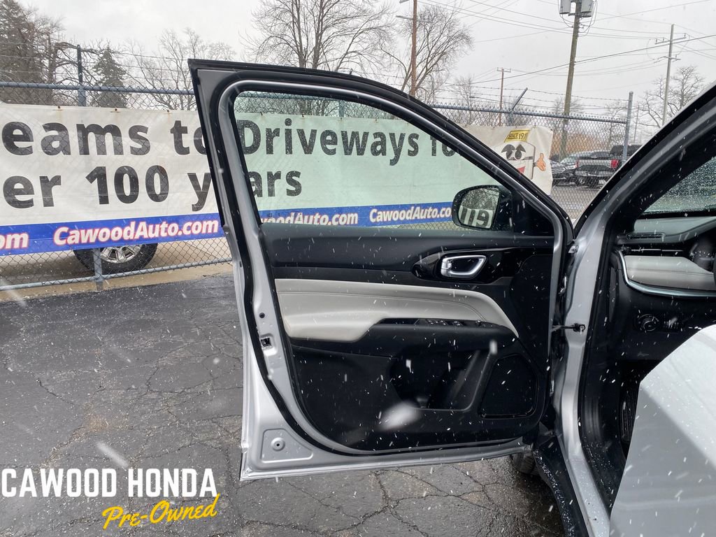 Used 2025 Jeep Compass Limited image 12