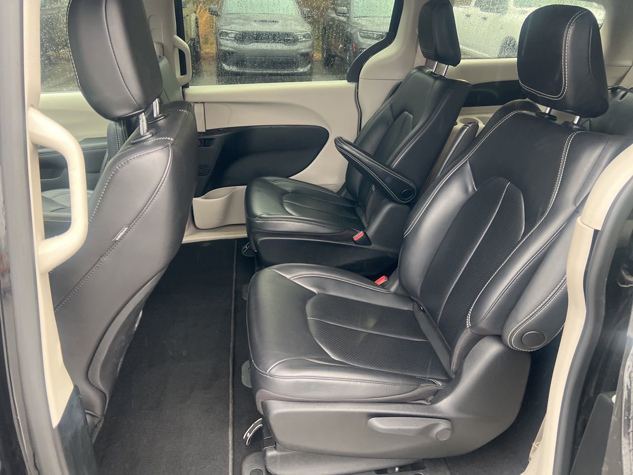 Used 2023 Chrysler Pacifica Touring-L FWD image 18