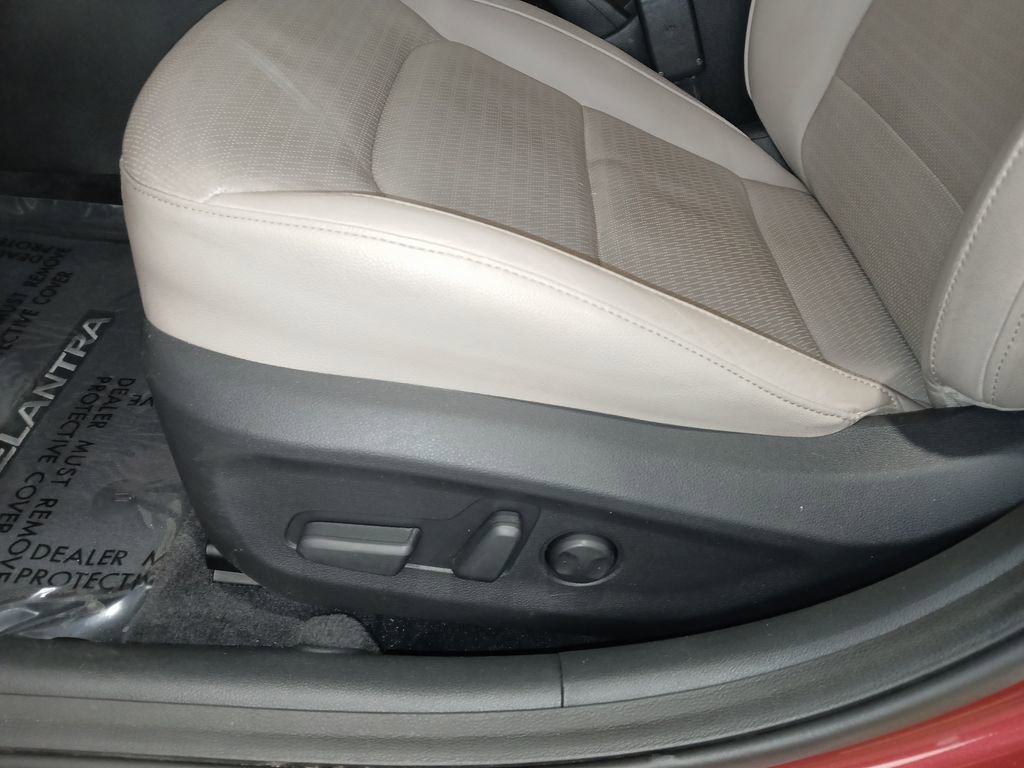 Used 2017 Hyundai Elantra Limited w/ Limited Tech Package 04 FWD image 16