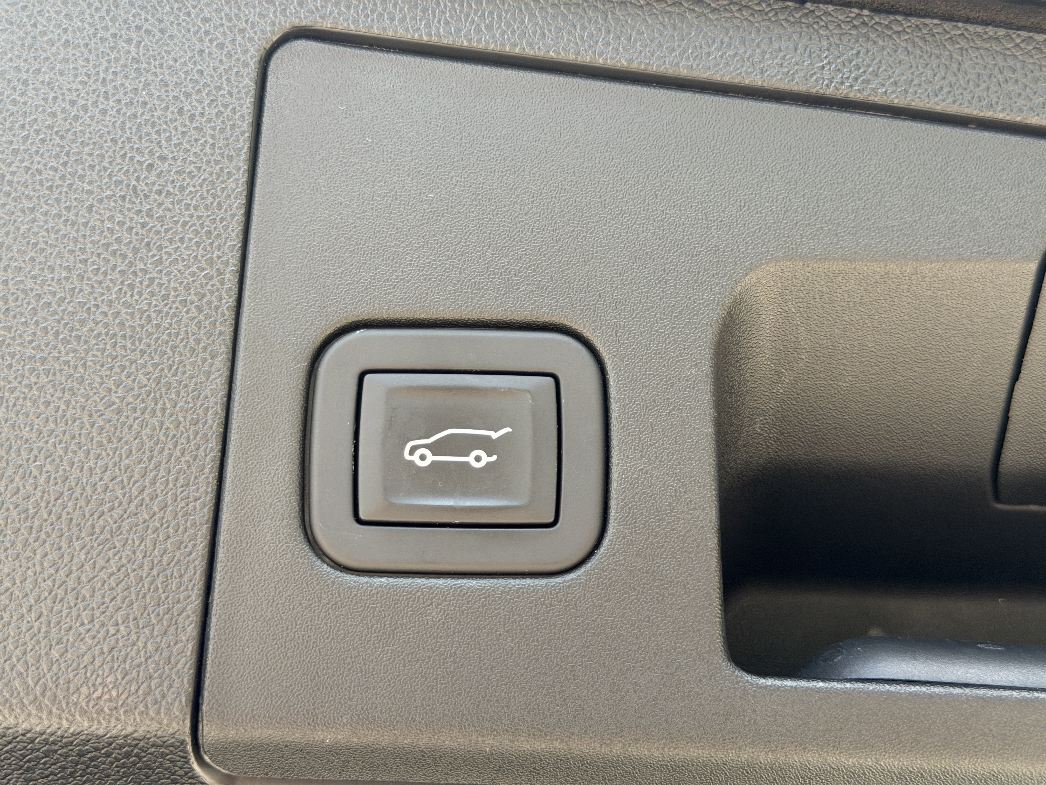 Used 2025 Cadillac XT4 Sport w/ LPO, Onyx Lite Package AWD/4WD image 11