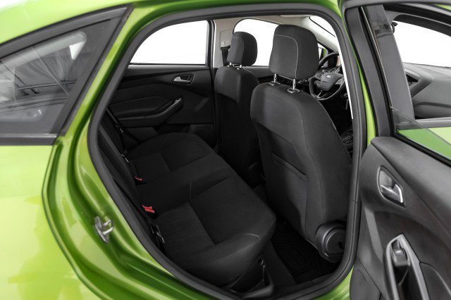 Used 2018 Ford Focus SE w/ SE Appearance Package image 33