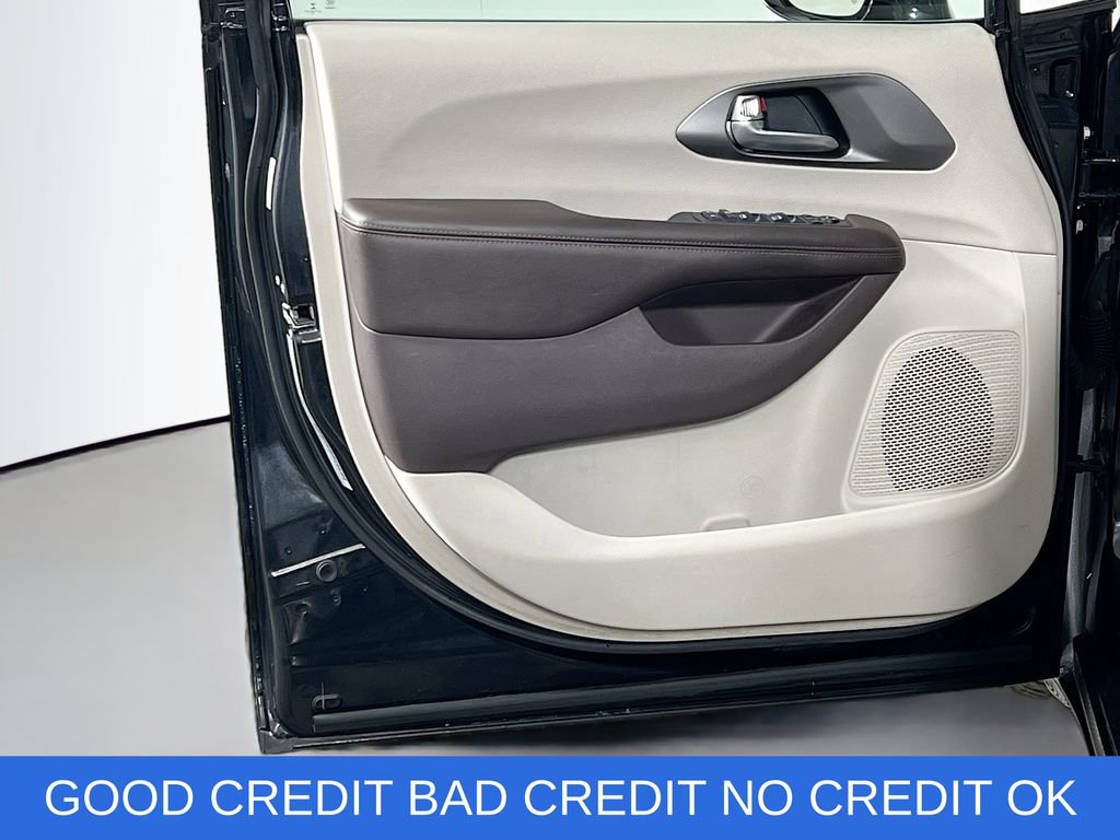 Used 2019 Chrysler Pacifica Touring-L w/ Advanced Safetytec Group image 19