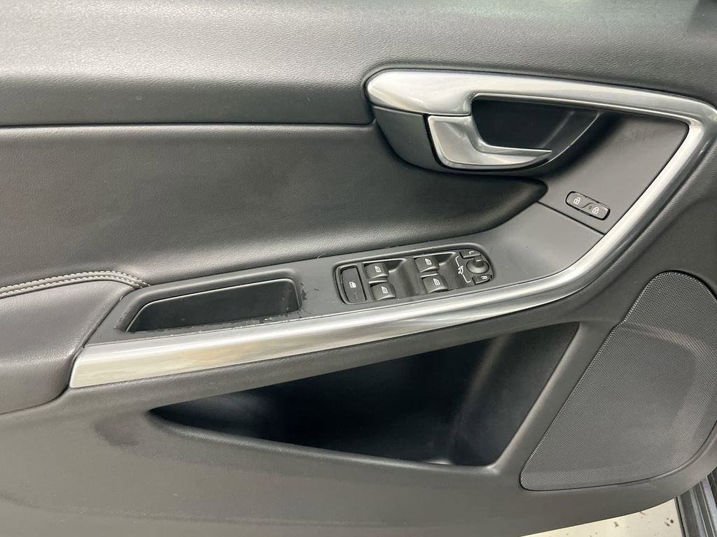 Used 2017 Volvo V60 T6 R-Design Platinum image 22