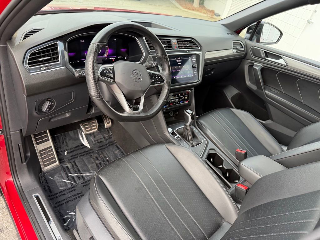 Used 2024 Volkswagen Tiguan SE R-Line image 2