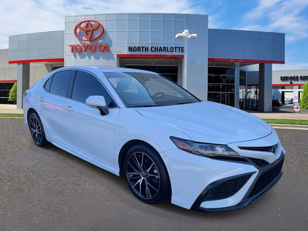 Used 2024 Toyota Camry SE image 3