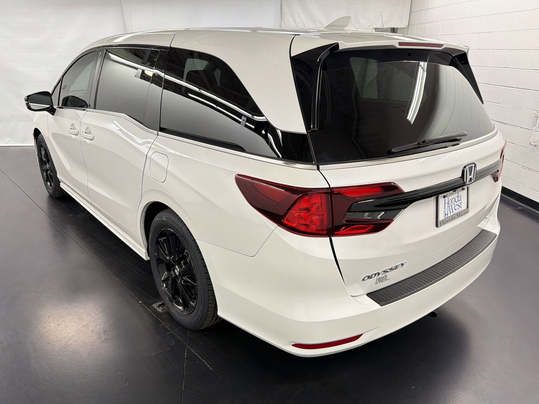 Certified 2023 Honda Odyssey Sport image 3