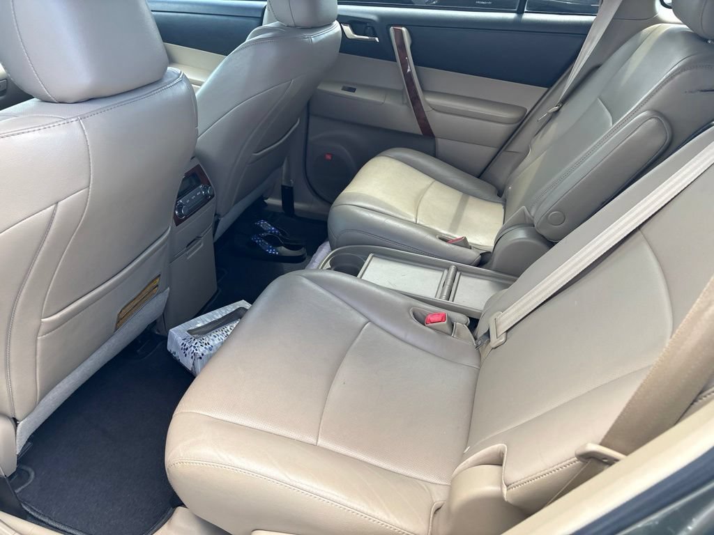Used 2011 Toyota Highlander Limited w/ Tow Pkg FWD image 3
