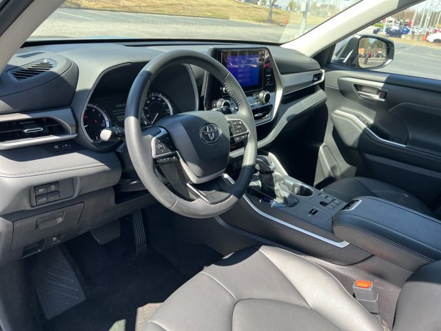 Certified 2025 Toyota Highlander XLE image 9