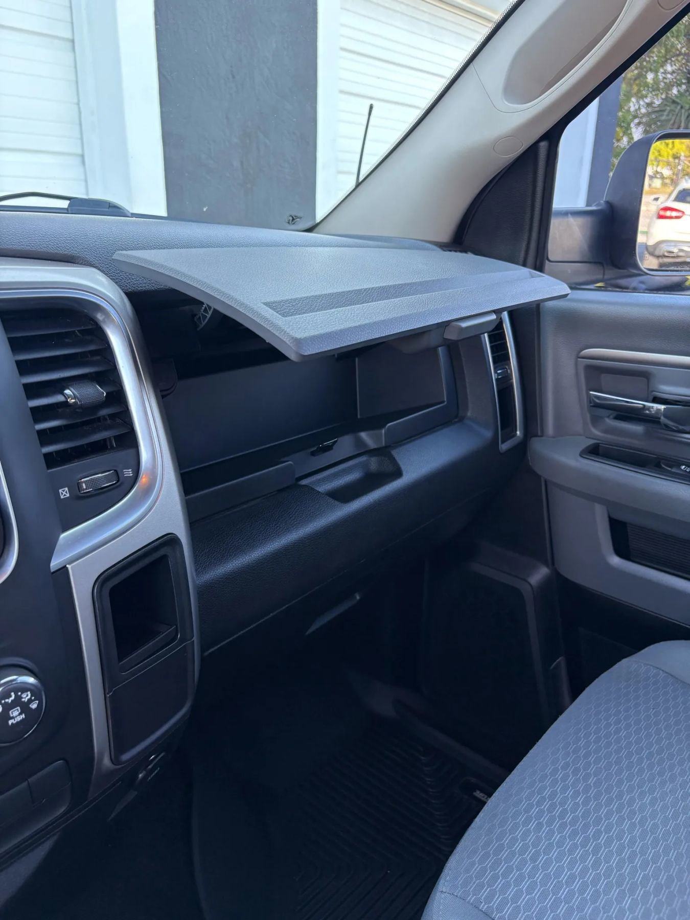 Used 2018 RAM 2500 SLT AWD/4WD image 17