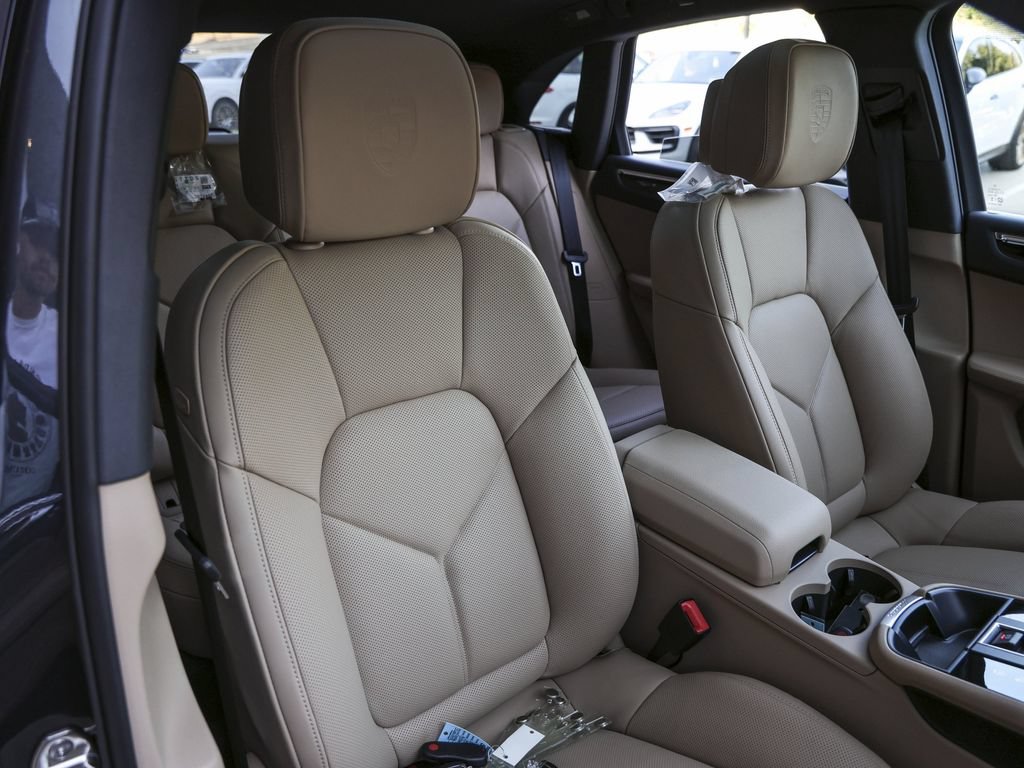 Certified 2026 Porsche Macan AWD/4WD image 39