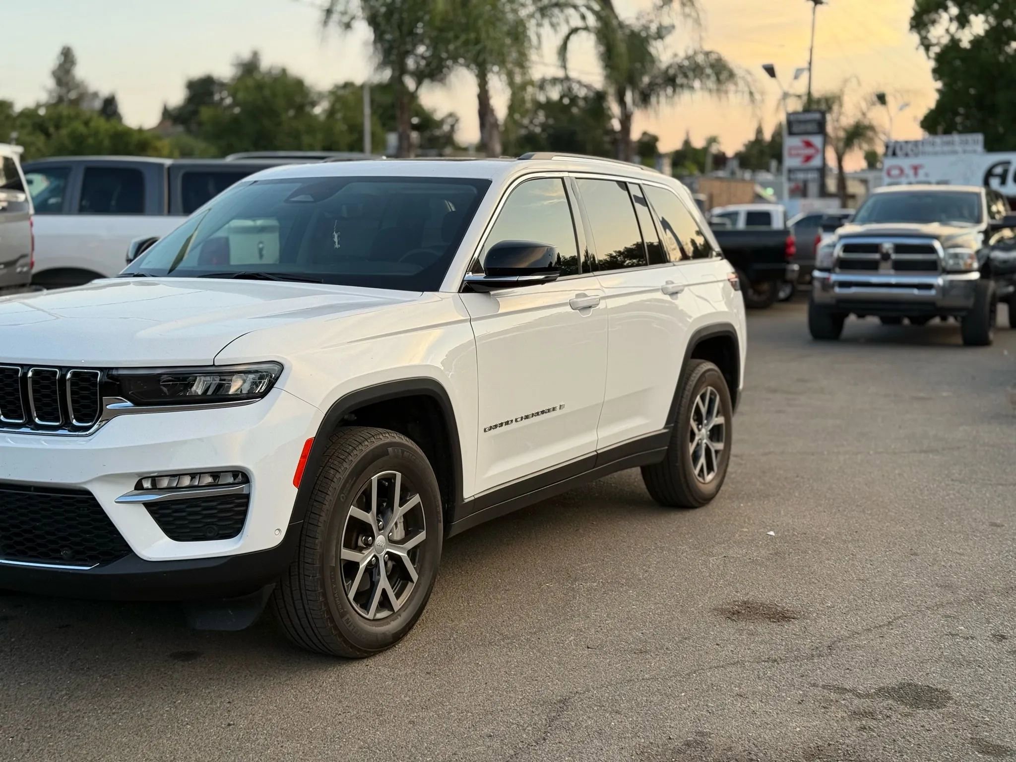 Used 2023 Jeep Grand Cherokee Limited w/ Luxury Tech Group II image 7