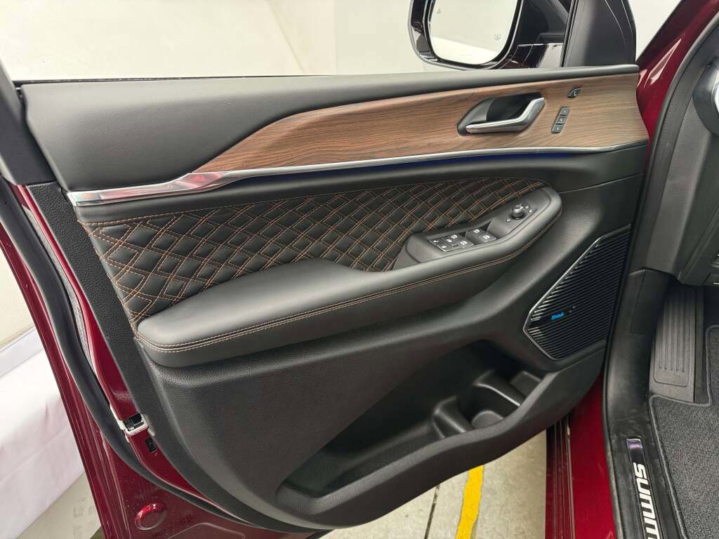 New 2025 Jeep Grand Cherokee L Summit w/ Luxury Tech Group V image 18