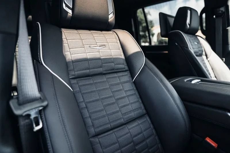 Used 2025 Cadillac Escalade ESV V AWD/4WD image 18