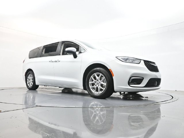 Used 2023 Chrysler Pacifica Touring-L FWD image 42
