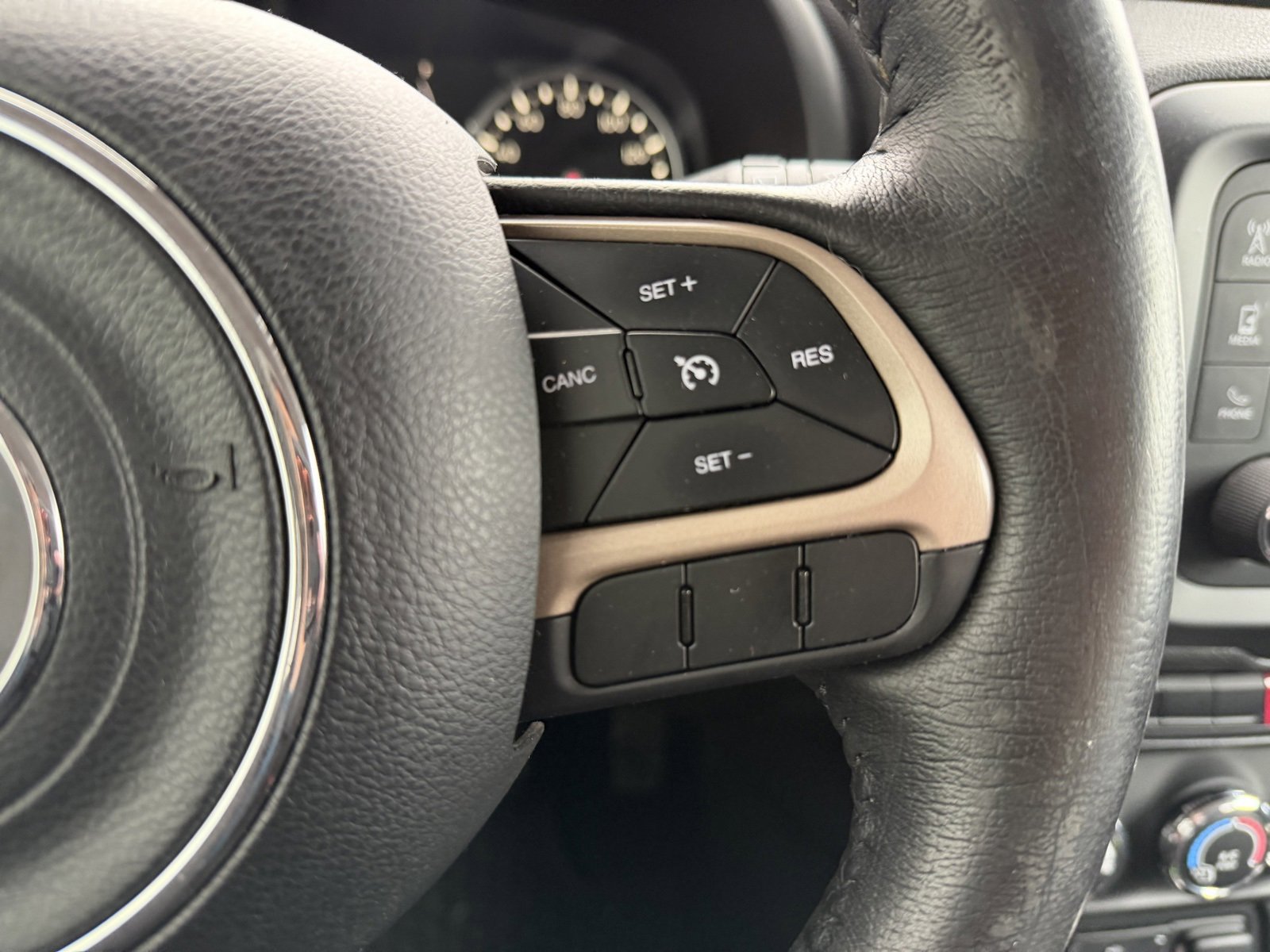 Used 2017 Jeep Renegade Latitude w/ Cold Weather Group image 25