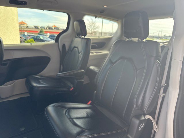 Used 2022 Chrysler Pacifica Touring-L image 6