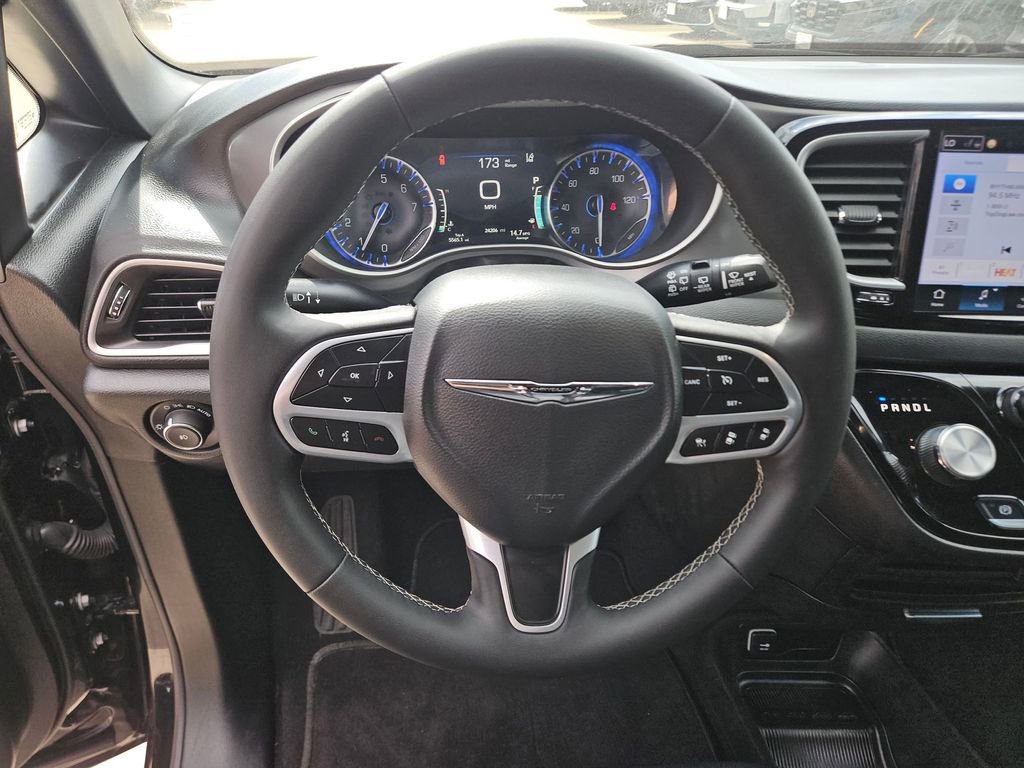 Used 2025 Chrysler Pacifica Select image 18