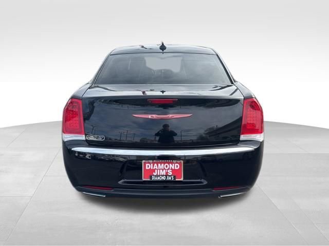 Used 2018 Chrysler 300 Limited RWD image 4