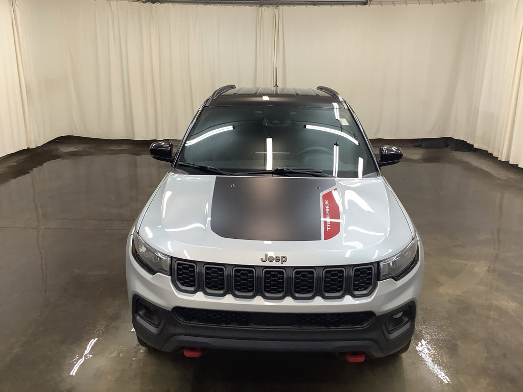 Used 2025 Jeep Compass Trailhawk AWD/4WD image 3