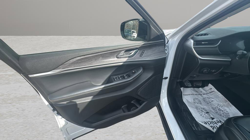 Used 2023 Jeep Grand Cherokee Limited image 16