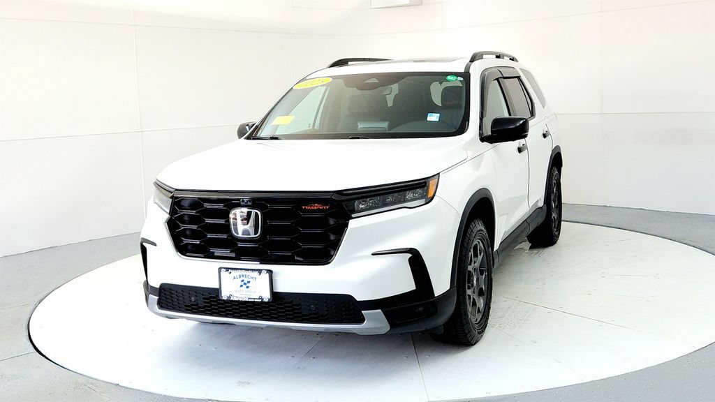Used 2025 Honda Pilot TrailSport image 2