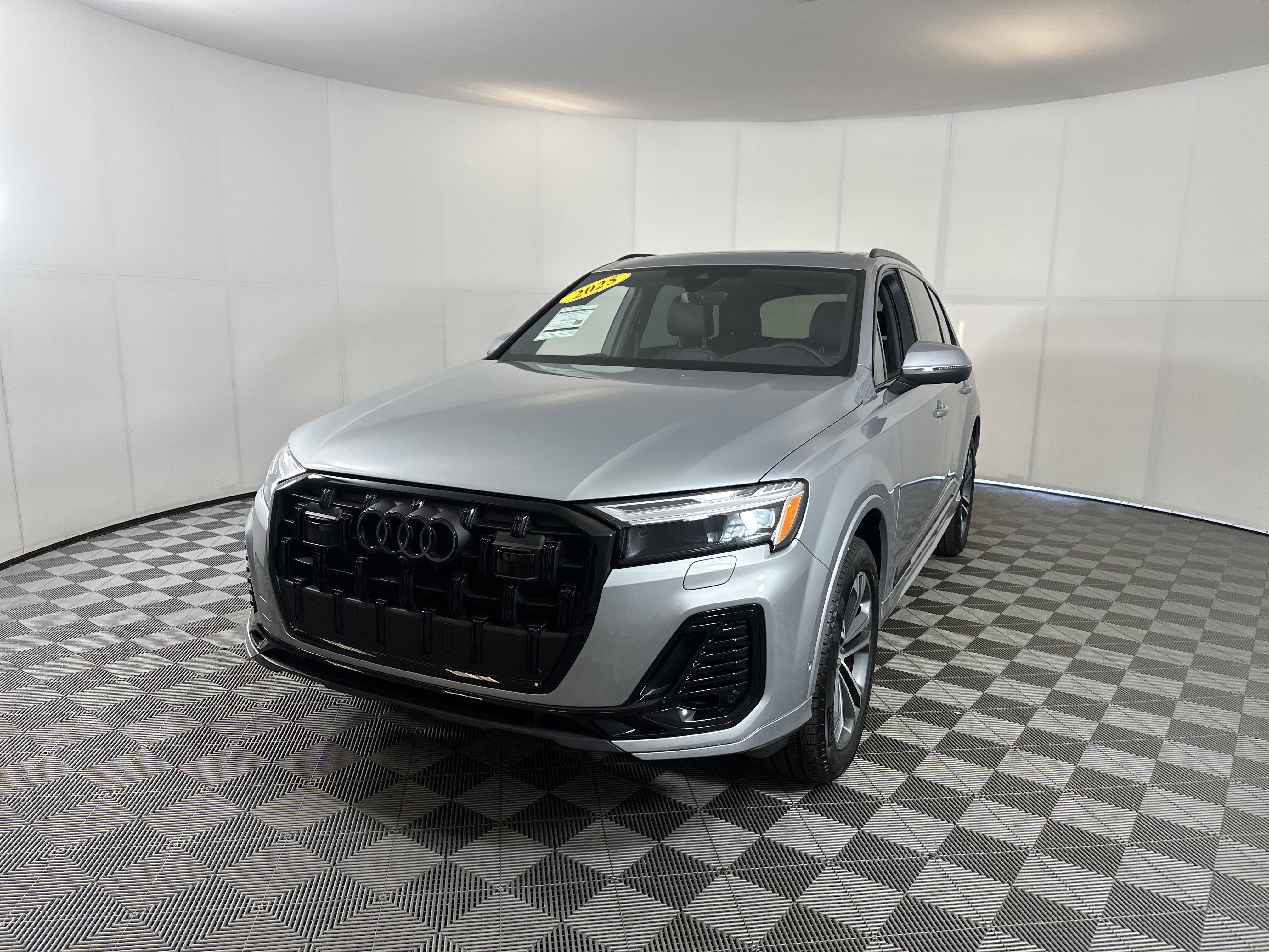 Certified 2025 Audi Q7 2.0T Premium Plus w/ Premium Plus Package image 2