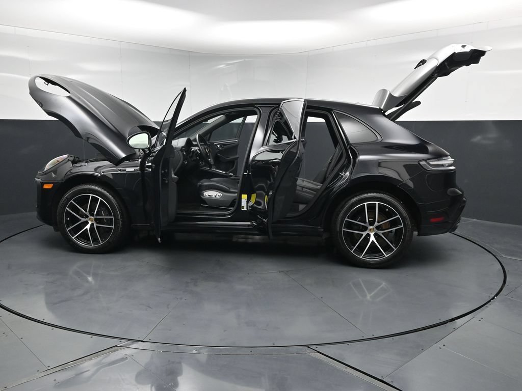 Certified 2025 Porsche Macan AWD/4WD image 34