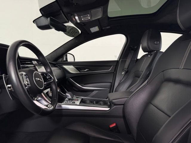 Certified 2023 Jaguar XF R-Dynamic SE AWD/4WD image 5