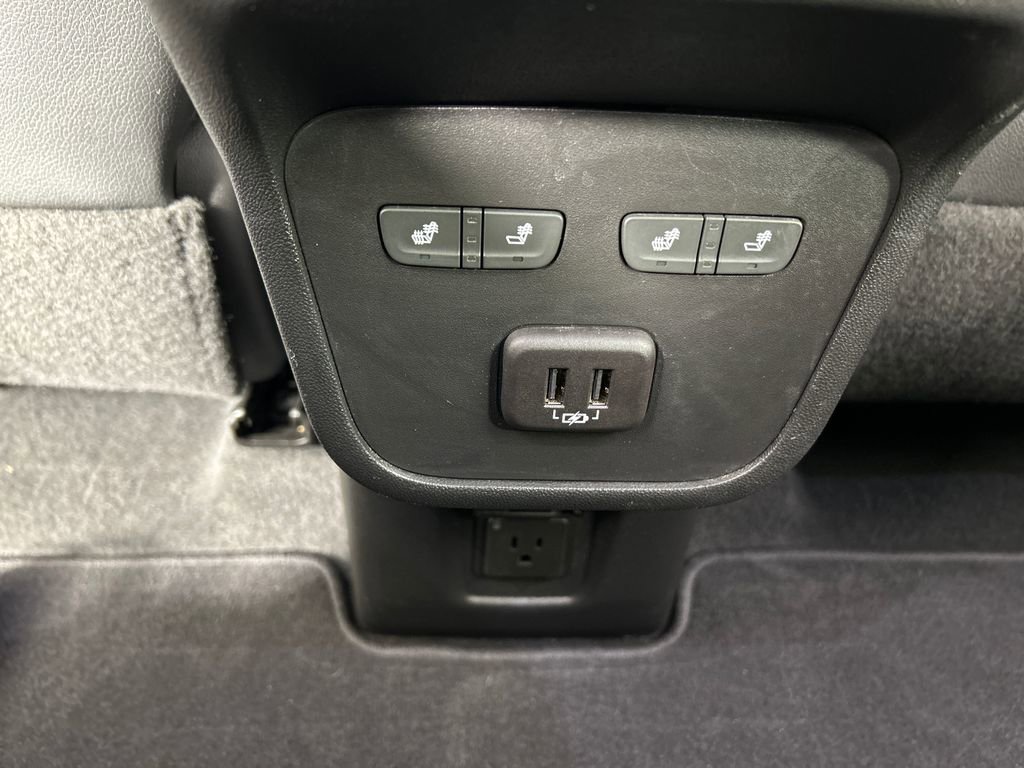 Used 2023 Chevrolet Equinox Premier image 18