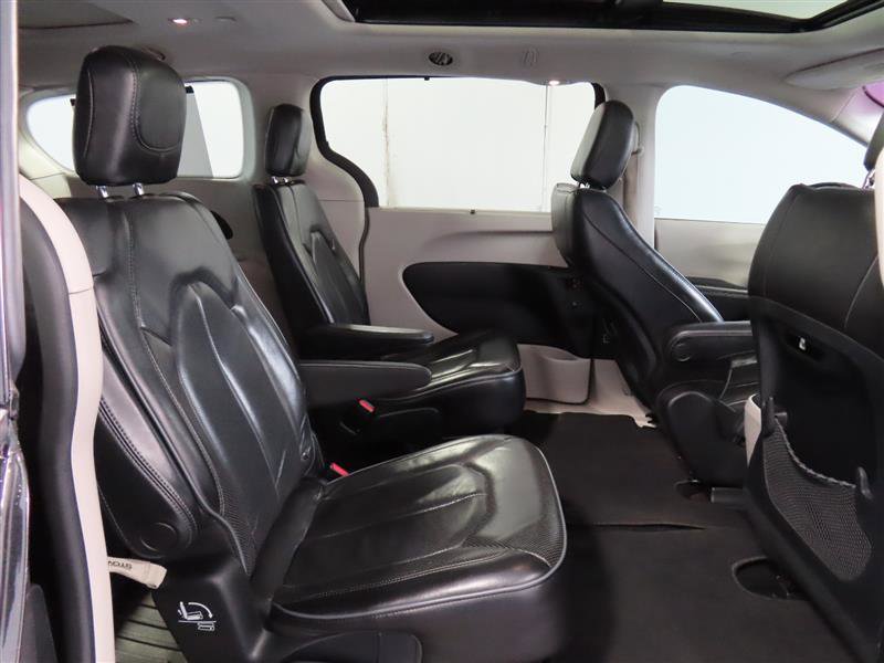 Used 2020 Chrysler Pacifica Limited FWD image 35