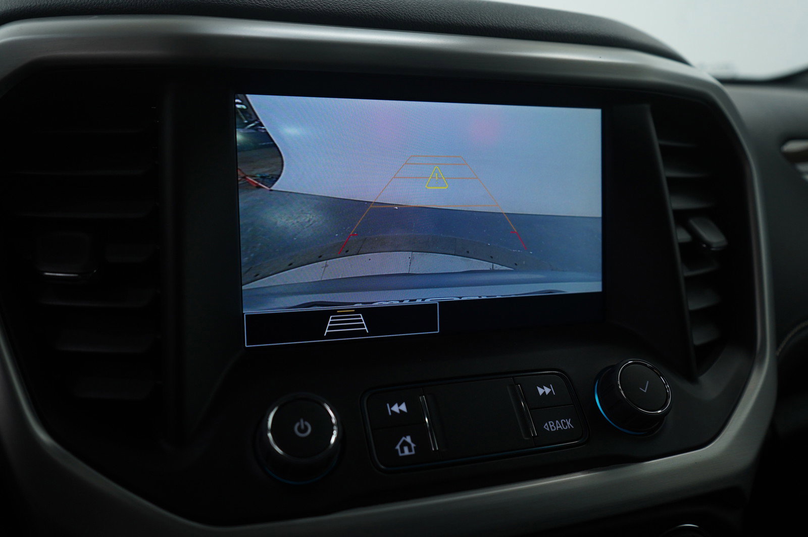 Used 2023 GMC Acadia SLE image 23