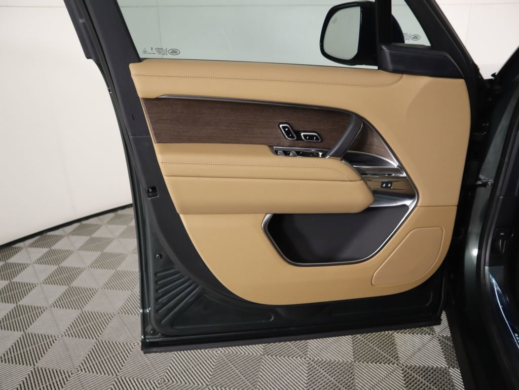 New 2025 Land Rover Range Rover Long Wheelbase SE image 25