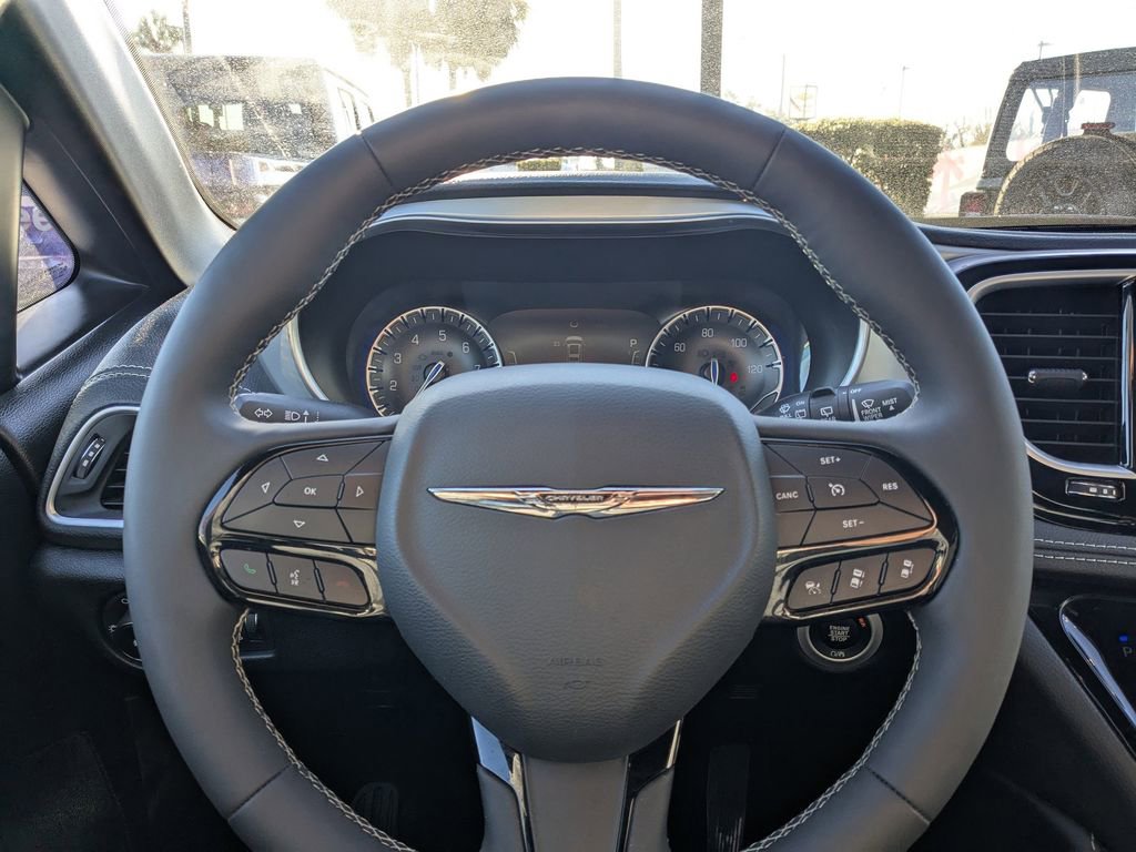 Used 2025 Chrysler Pacifica Limited FWD image 19