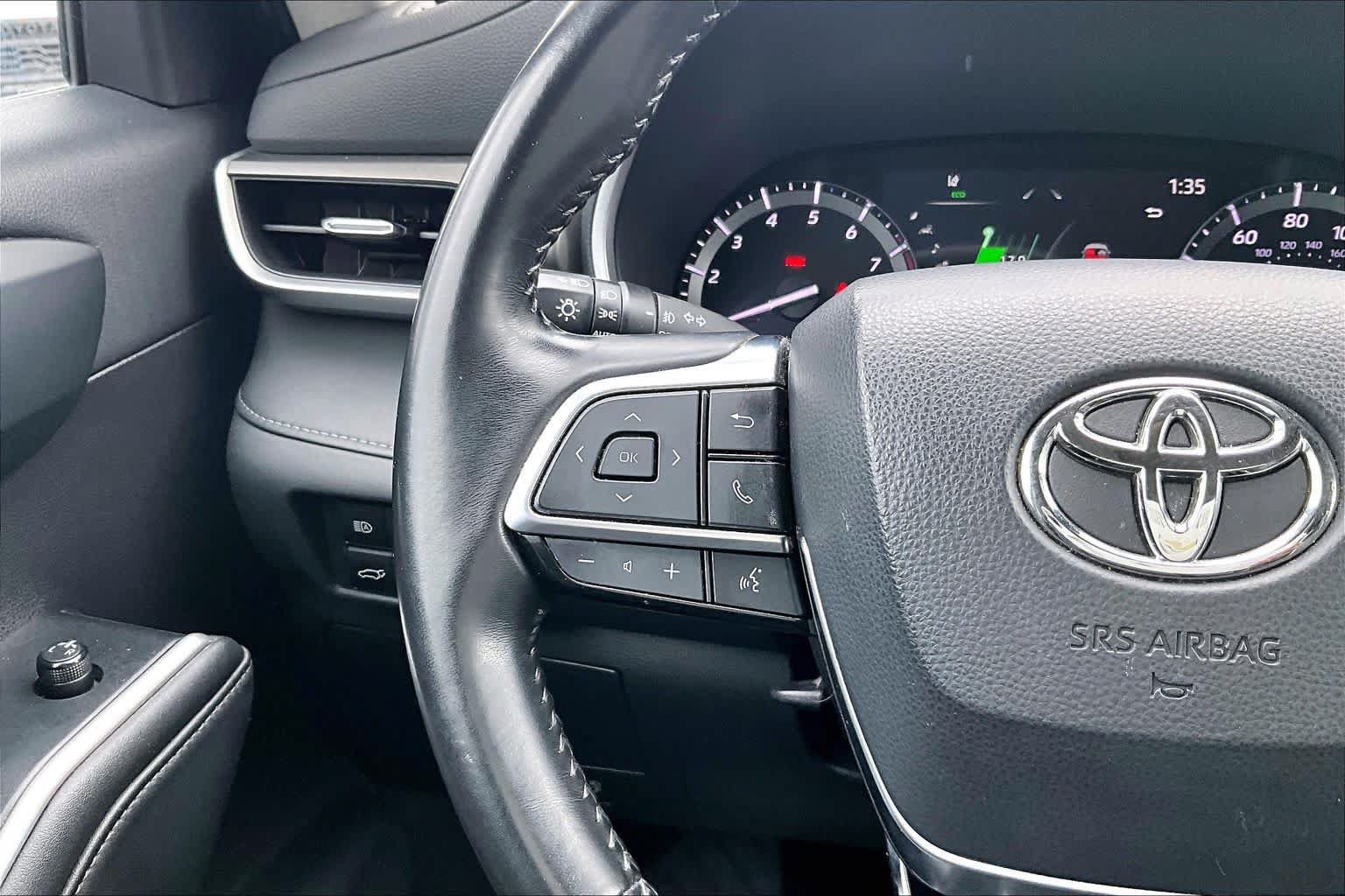 Used 2021 Toyota Highlander XLE AWD/4WD image 24