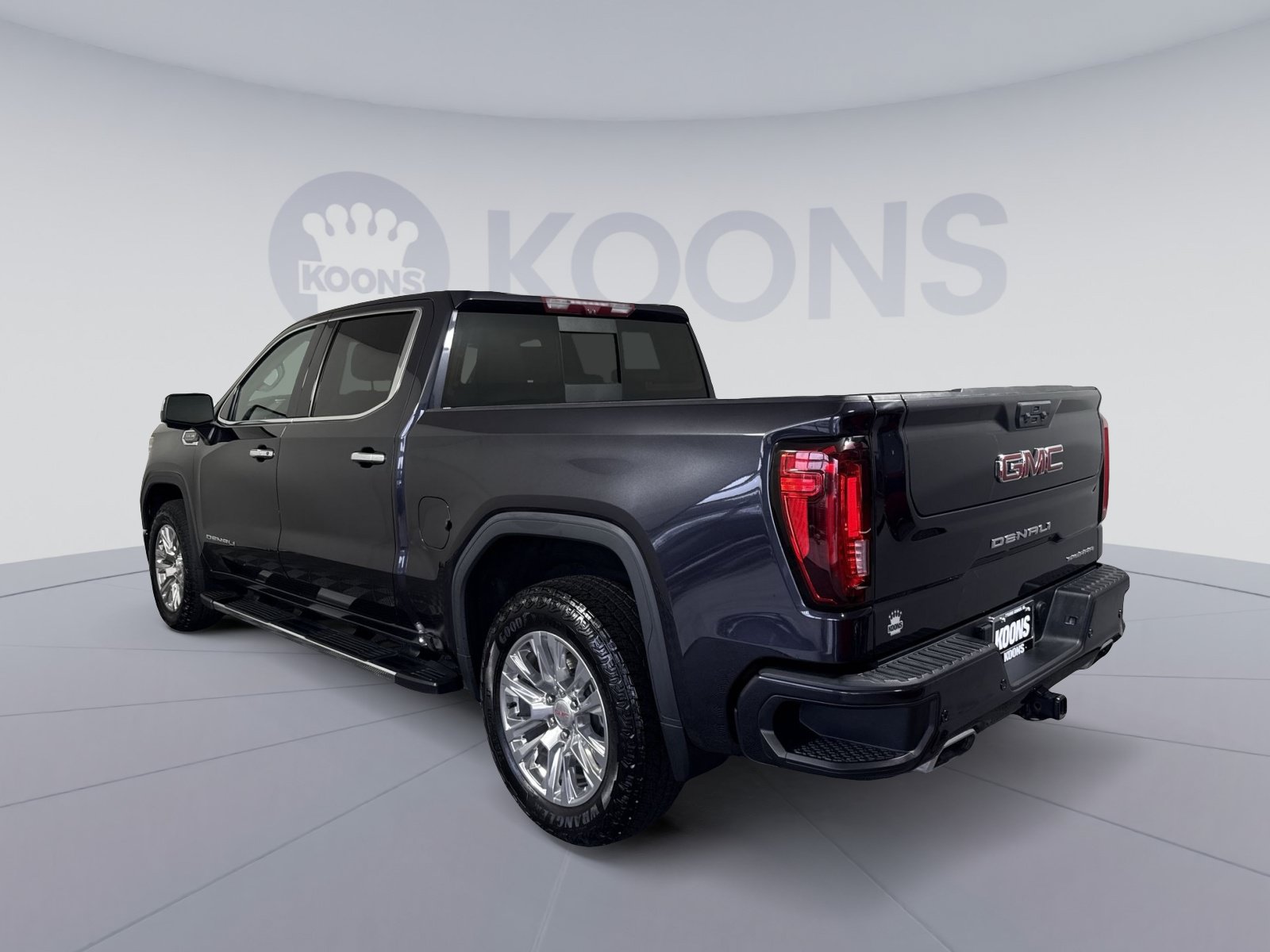 Used 2023 GMC Sierra 1500 Denali w/ Technology Package AWD/4WD image 4